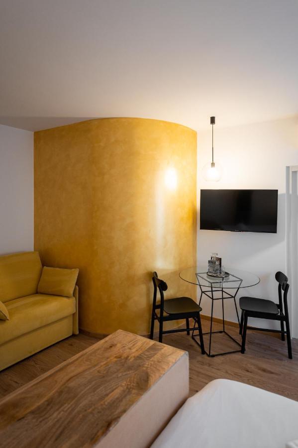 Guesthouse Diwine Merano Eksteriør bilde A wall with stucco