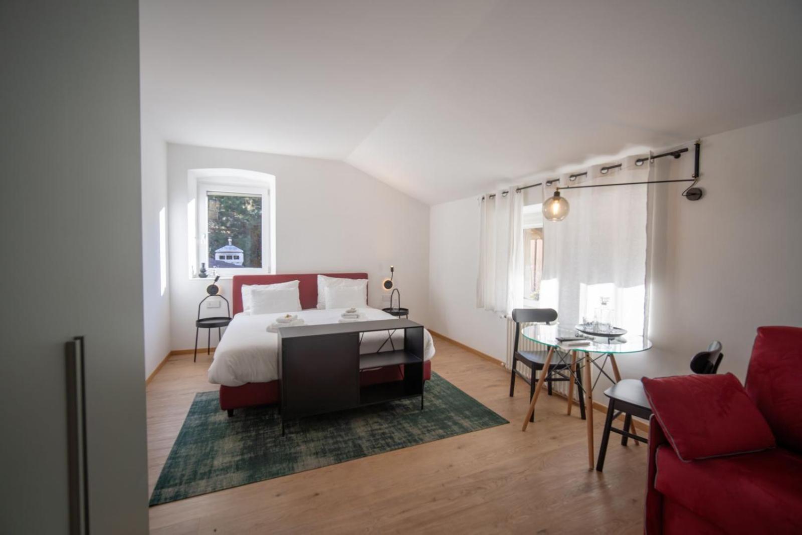 Guesthouse Diwine Merano Eksteriør bilde A studio apartment in Lisbon, Portugal